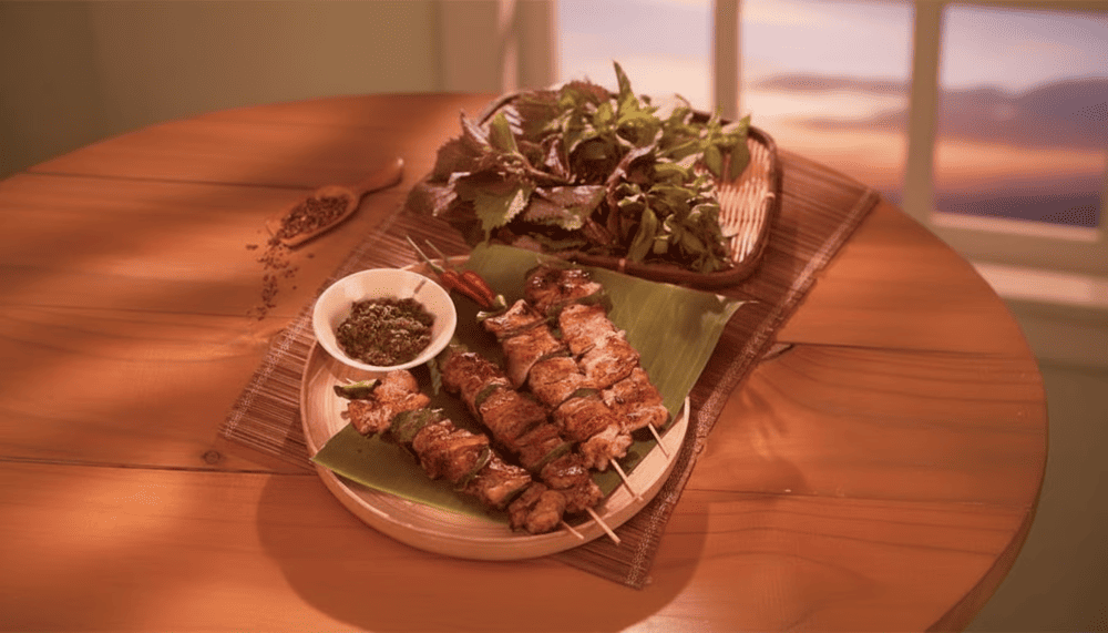 Thịt lợn đen thường được ướp gia vị đậm đà, kết hợp với những loại gia vị như thảo quả, ớt, gừng, tỏi, tạo nên một món ăn vừa thơm ngon, vừa đậm đà